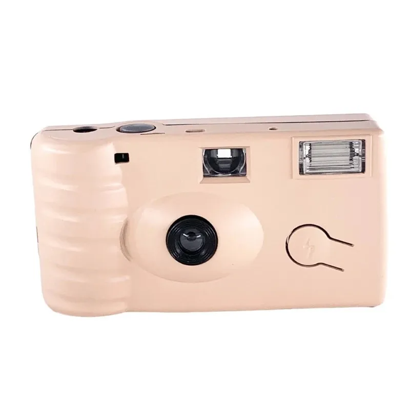 The Nostalgic Charm of Polaroid Disposable Cameras插图